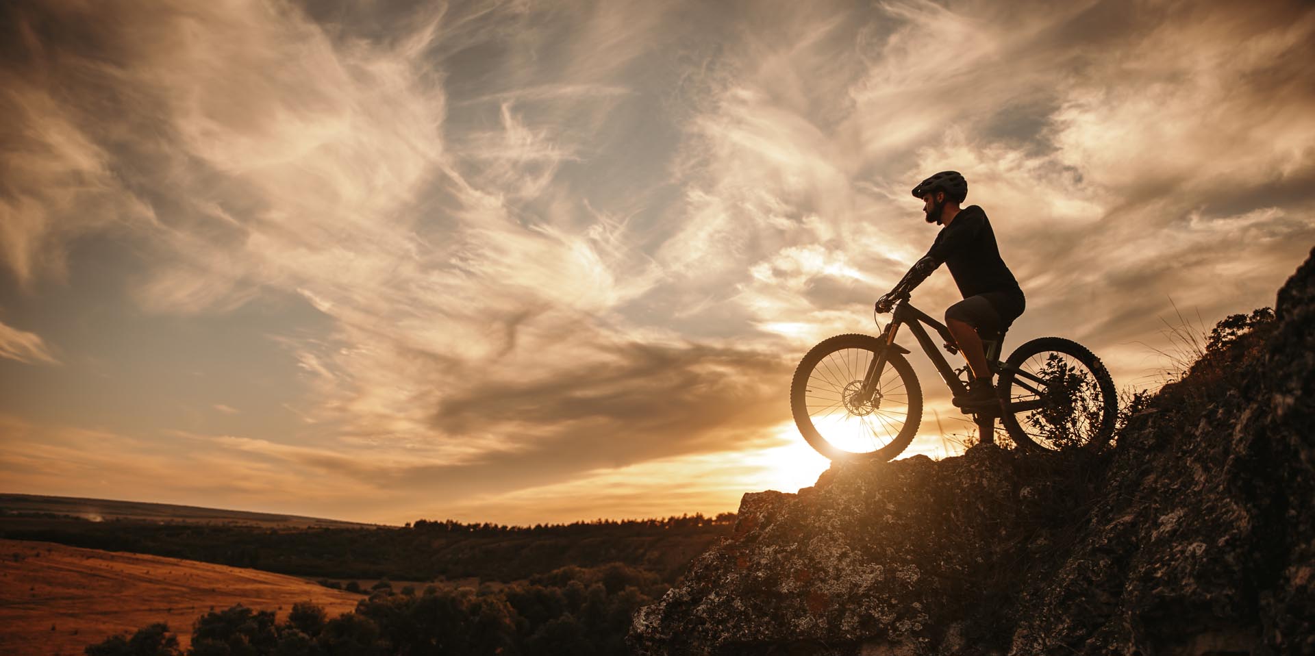 Mountainbiker vor Sonnenuntergang