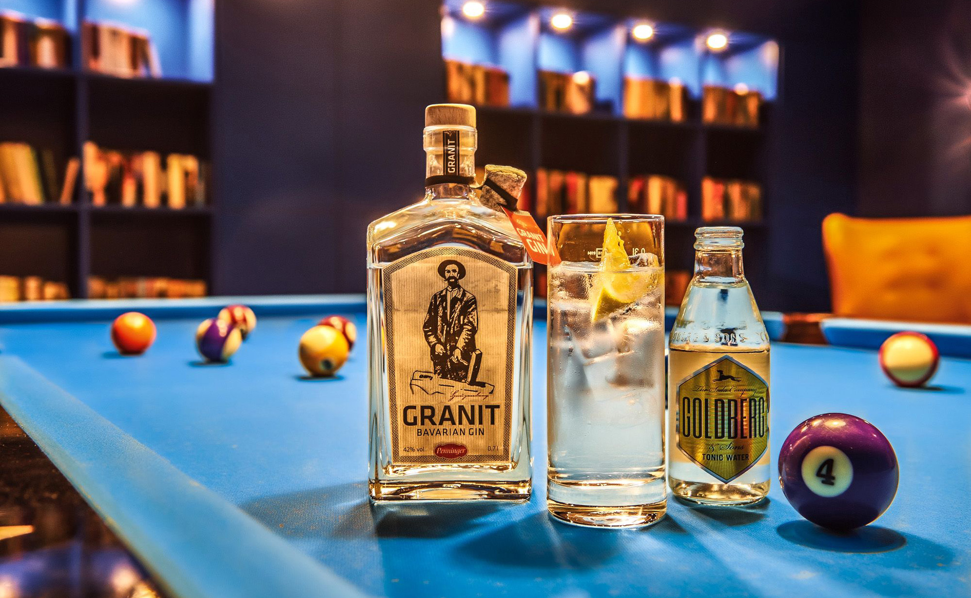 Grant Bavarian Gin Flasche auf Billardtisch in Bruno's Bar im Das Aunhamer